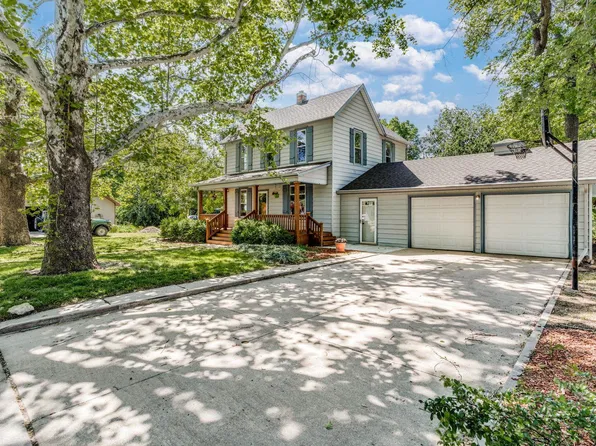 107 W 24th St, North Newton, KS 67117