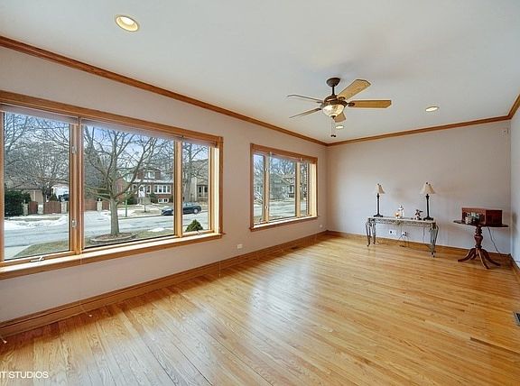 3rd image of 6323 N Sayre Ave