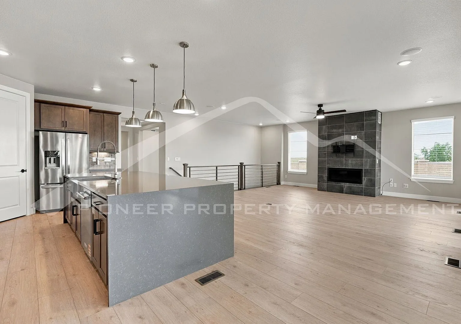 Spacious Home with Washer/Dryer and 3 Car Garage — Photo 4