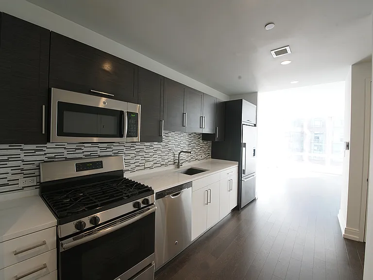 555 10th Ave #16G — Photo 4
