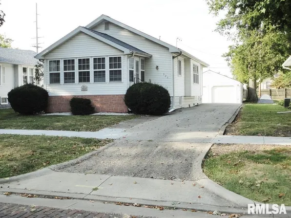 923 W Poplar St, Taylorville, IL 62568