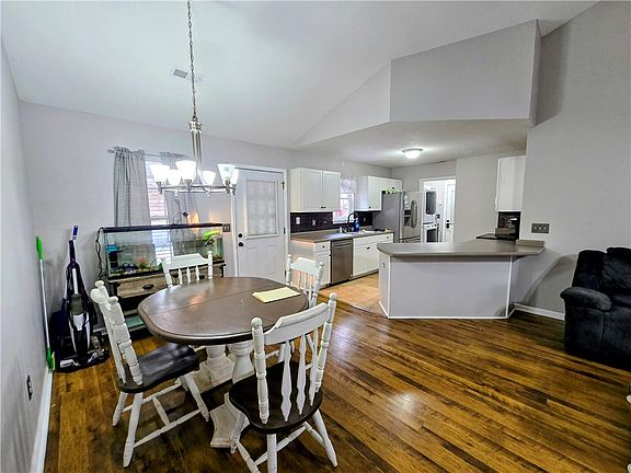 5th image of 137 Hillside Cir