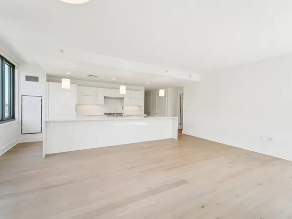 9 Avenue At Port Imperial image 12 of 47