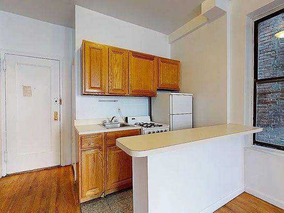 3rd image of 525 E 83rd St APT 3r