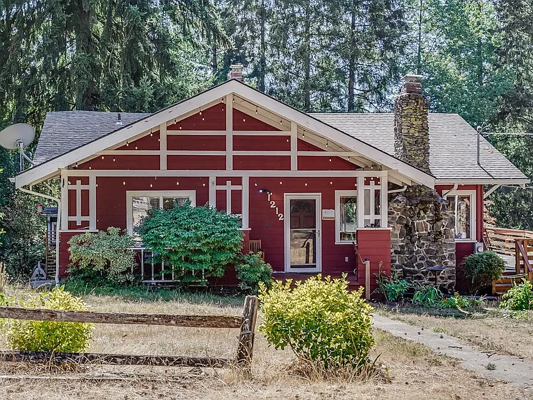 1212 SE Oak Grove Blvd — Photo 1