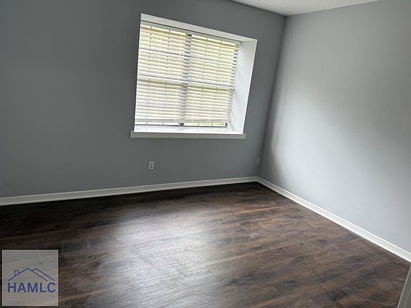5th image of 724 Elaine St
