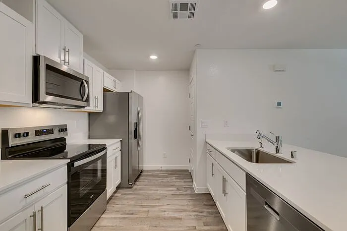 3 bed, 2.5 bath, 1309 sqft, $2,019 — Photo 2