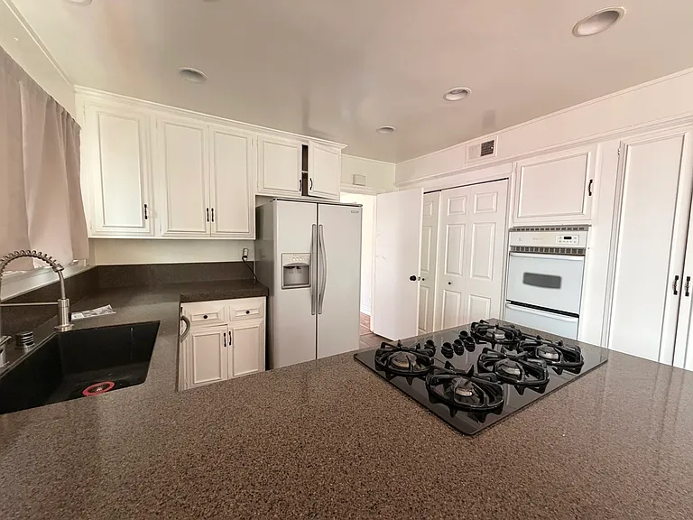 22221 Hartland St #HOUSE — Photo 9
