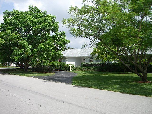 Exterior-corner house faces south 