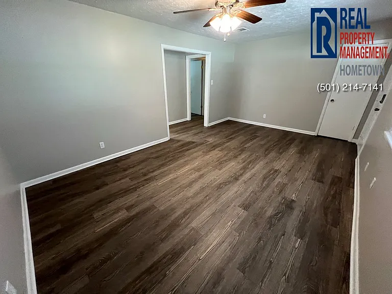 1016 W Kiehl Ave — Photo 2