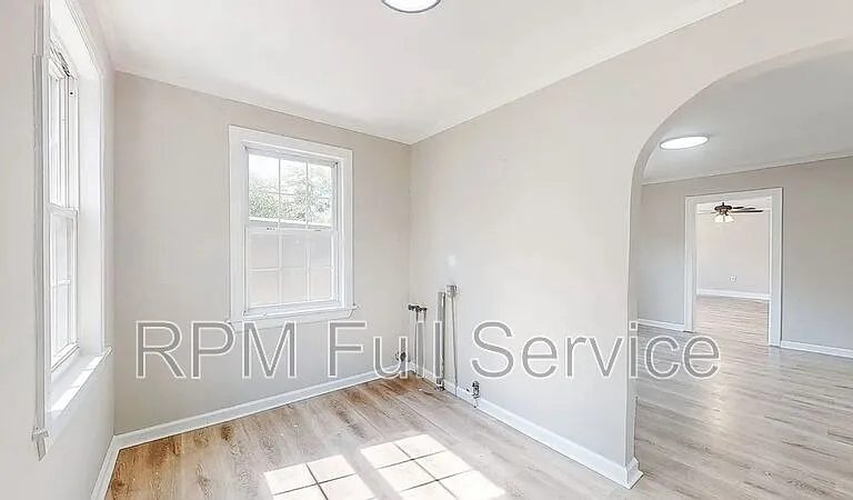 246 E Woodrow St — Photo 7