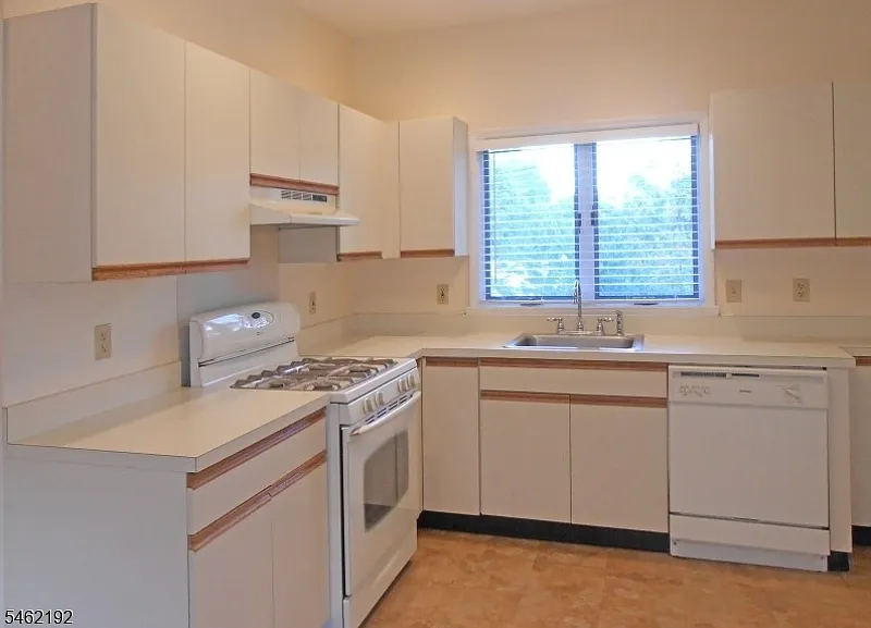 2 bed, 1.0 bath, $2,700 — Photo 2