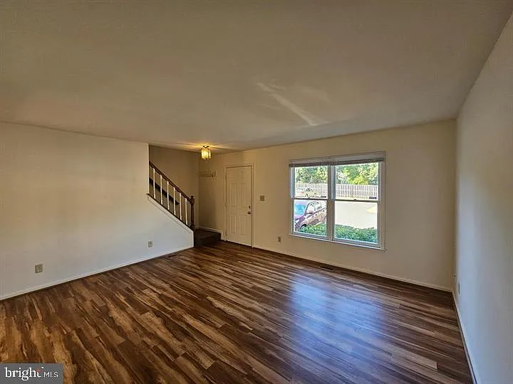 3 bed, 2.5 bath, 1720 sqft, $2,200 — Photo 2