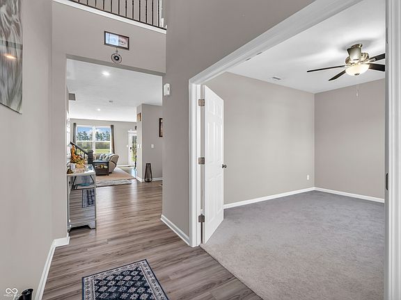 3rd image of 1075 Barberry Dr