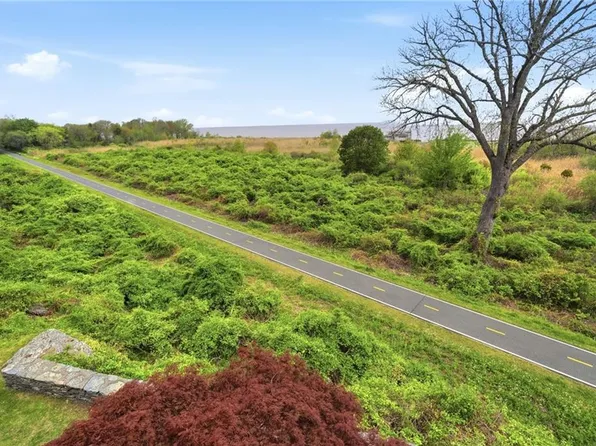 31 Seabreeze Ln, Bristol, RI 02809
