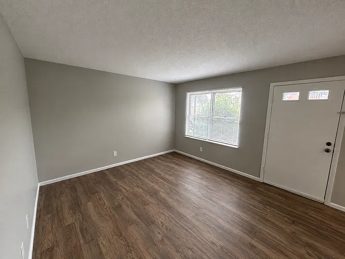 2 bed, 1.0 bath, 800 sqft, $1,055 — Photo 2