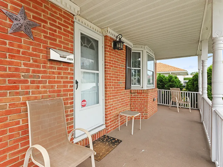 1024 Washington St — Photo 4