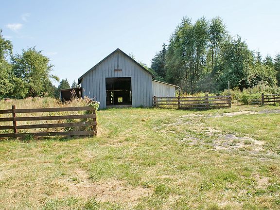 5 stall feeder barn for your horses or cattle
