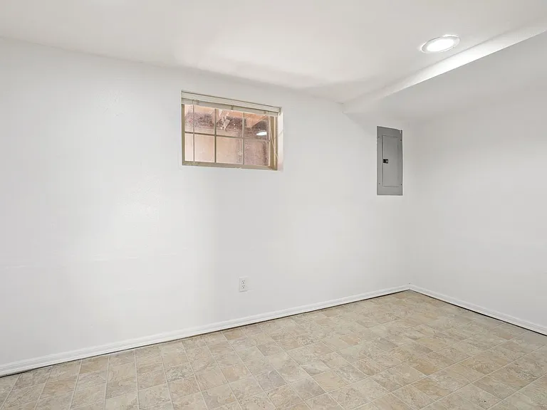 709 McKenzie Ave — Photo 28