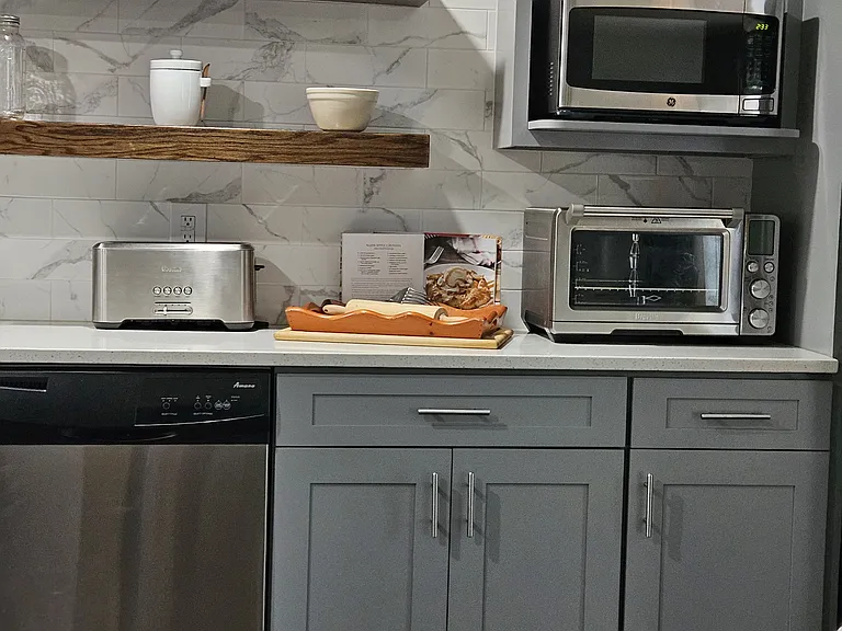Needing to use full size casserole? This countertop BREVILLE convection oven can do that and so much more.