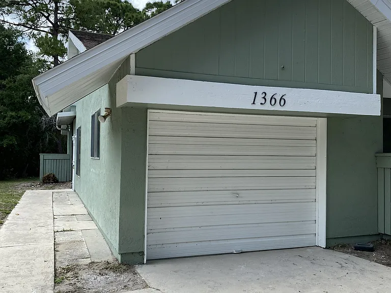 1366 SE Rivergreen Cir — Photo 1