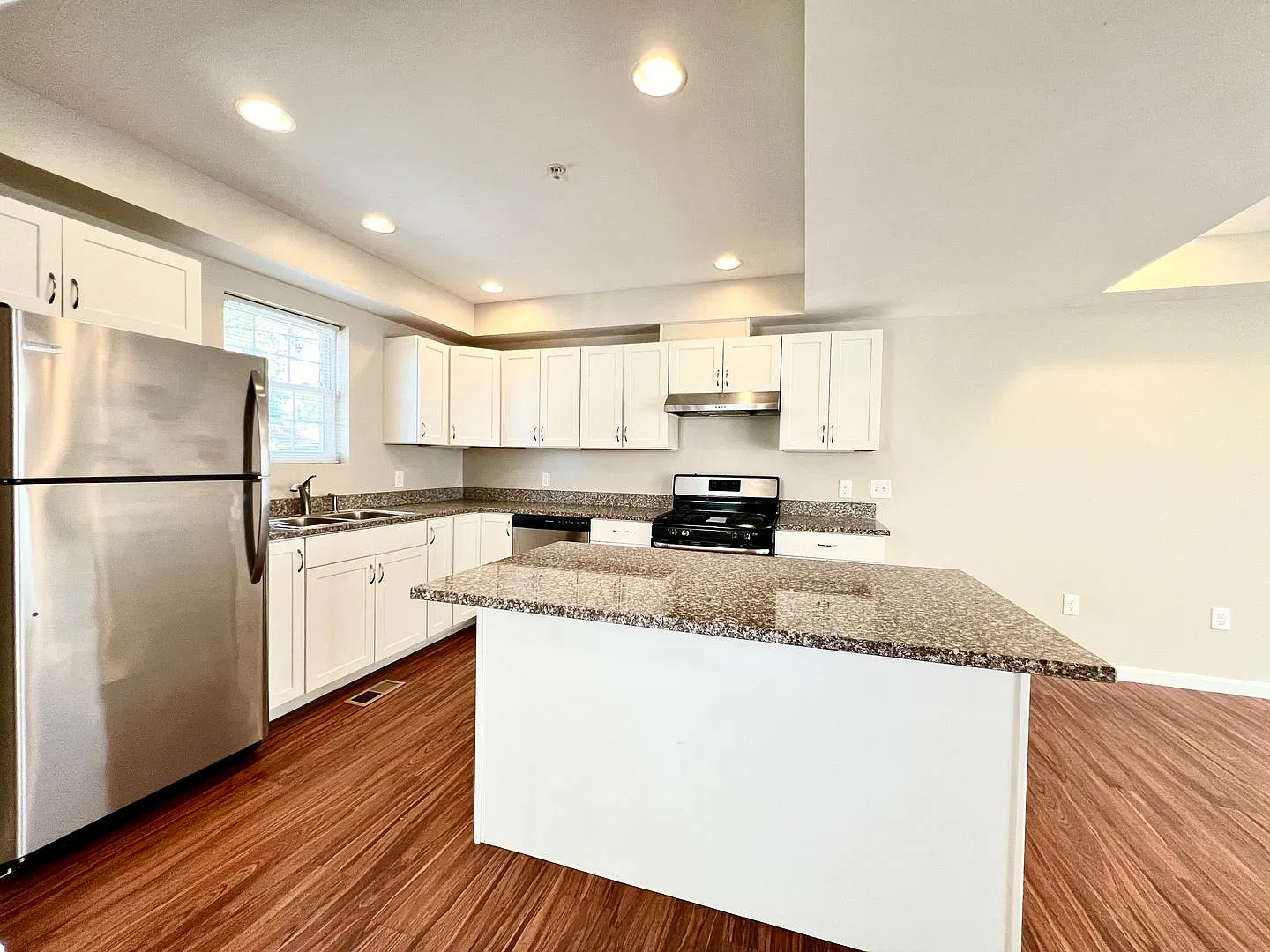 Modern Tremont Townhome with Attached Garage | 3 Bedrooms, 1.5 Bathrooms — Photo 3