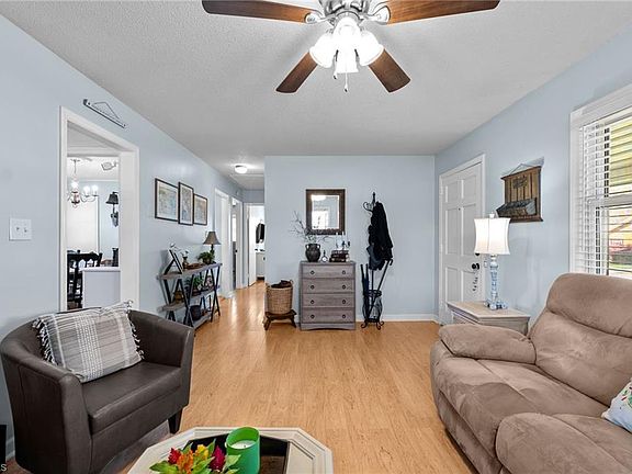 5th image of 818 Hillcrest Dr