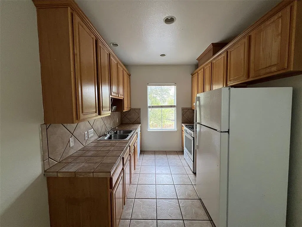 2 bed, 1.0 bath, 950 sqft, $2,400 — Photo 4