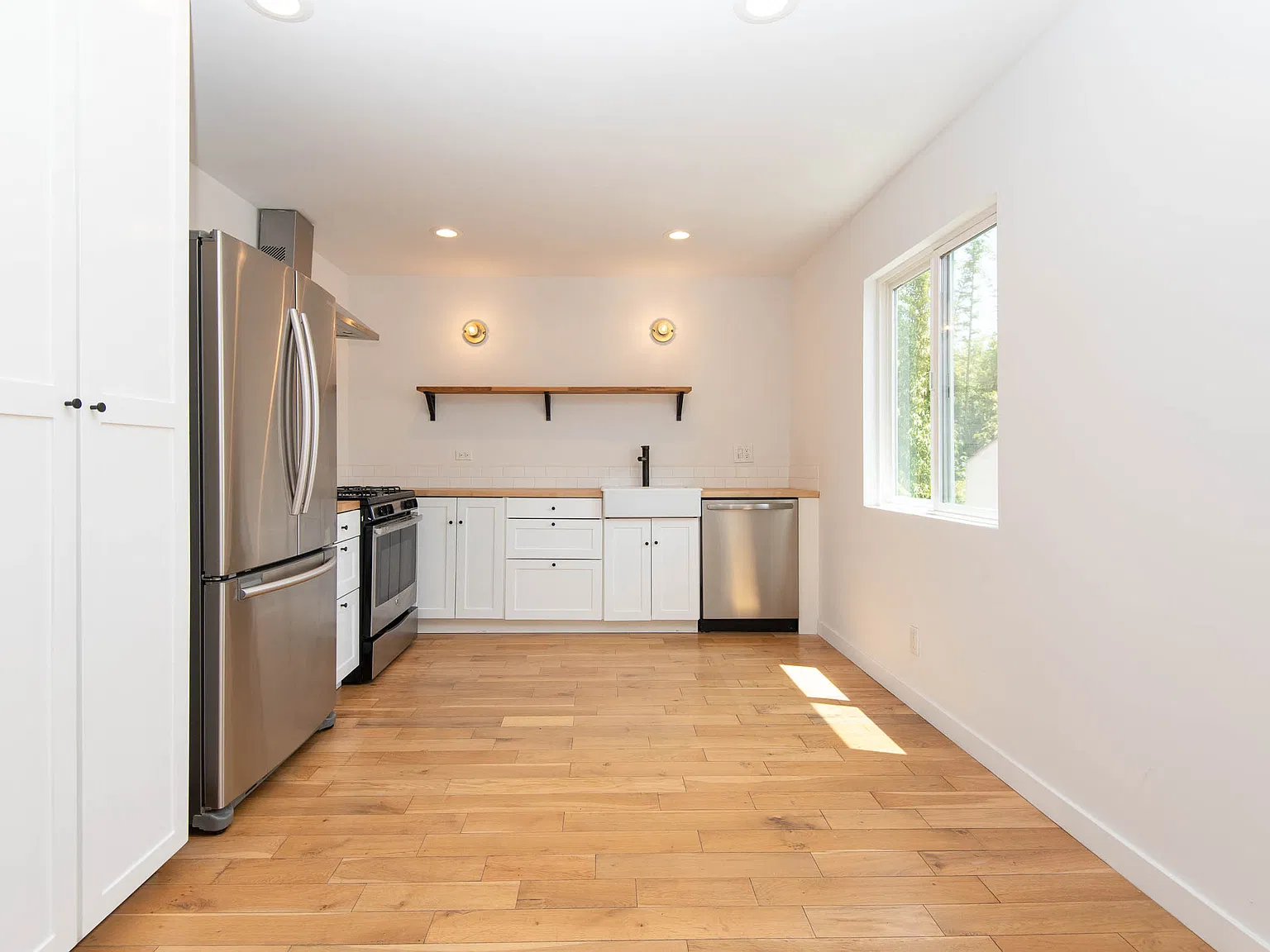 2 bed, 1000 sqft, $3,995 — Photo 2