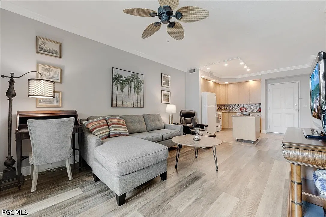 1 bed, 1.5 bath, 685 sqft, $3,300 — Photo 2