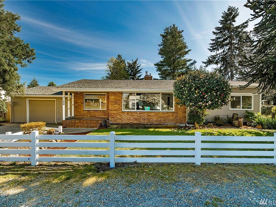 Nicely Updated Rambler with Open Concept.R V Parking,Granite in Kitchen & Bathrooms.Clean & Bright with Skylights and Large Picture Windows for Tons of Natural Lighting.Come See It Today !
