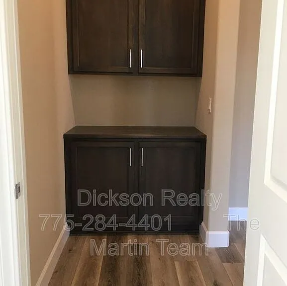 306 Commodore Dr — Photo 8