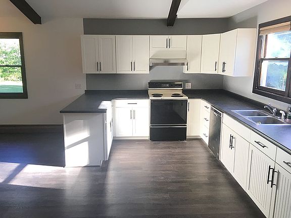 Kitchen viewed from entryway
