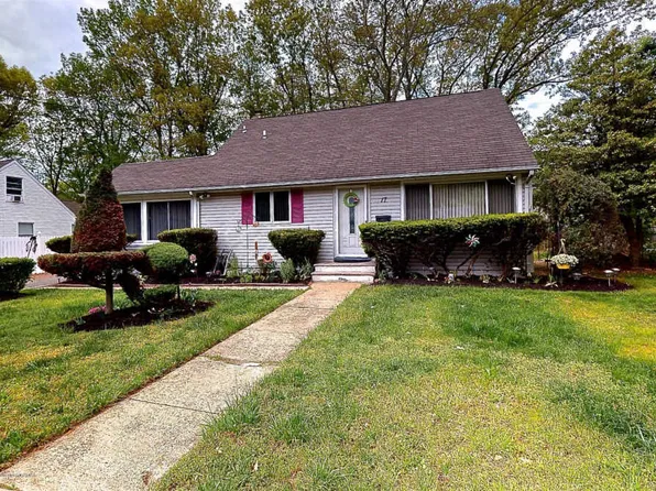 17 Cedar Ct, Lakewood, NJ 08701
