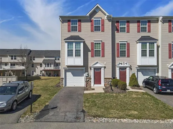 10 White Rose Ln, Easton, PA 18045