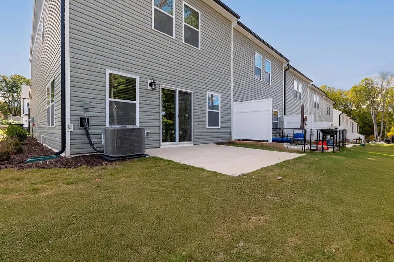 3 bed, 2.0 bath, 1689 sqft, $3,987 — Photo 4