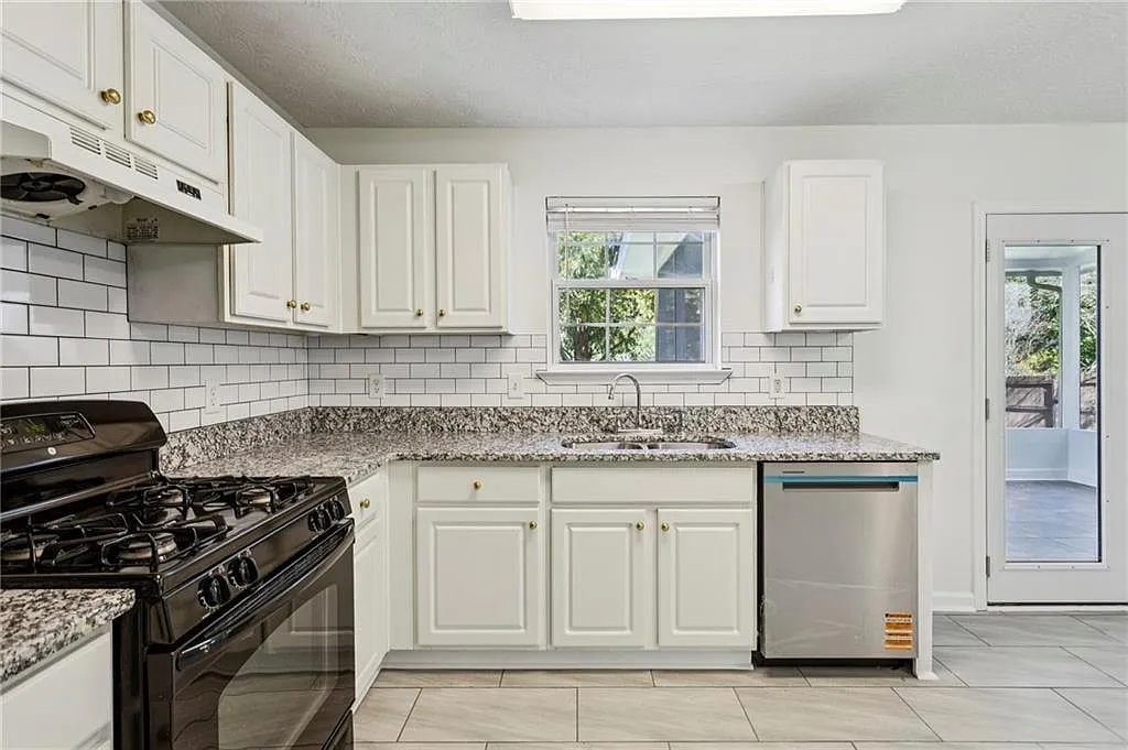 3 bed, 2.5 bath, 1540 sqft, $2,300 — Photo 3