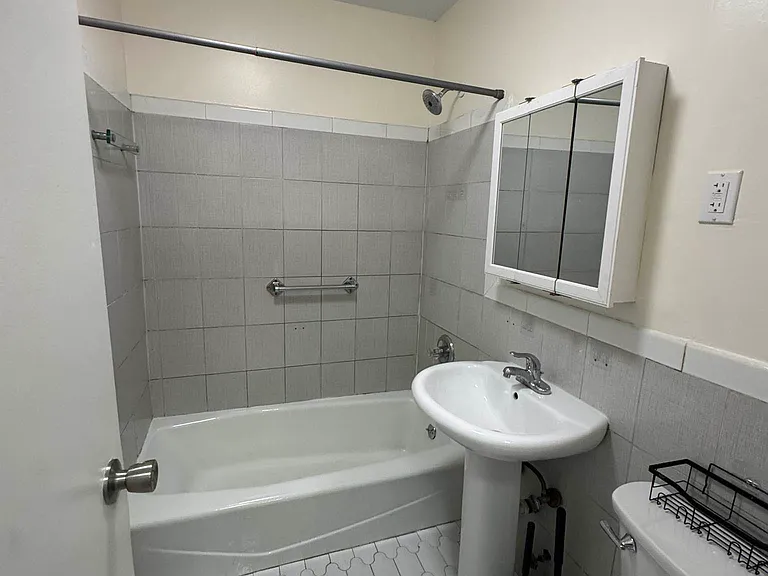 10-11 Nameoke St #2B — Photo 4