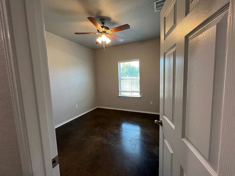1107 Renee St — Photo 10