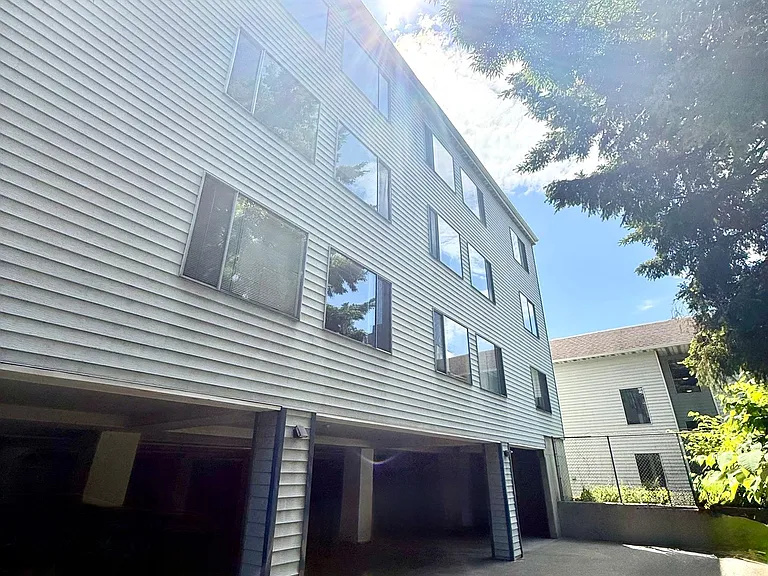Willow Bay Apartments — Photo 8