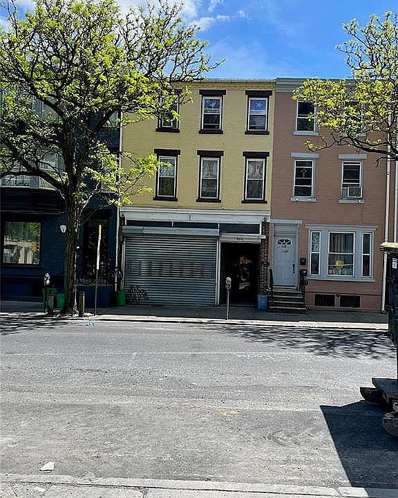 1st image of 906 W Walnut St