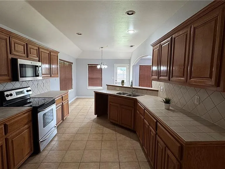 3405 Santa Monica — Photo 4