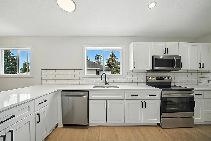 Ask about our Incentives!! Newly Renovated Home in Eastview! — Photo 4