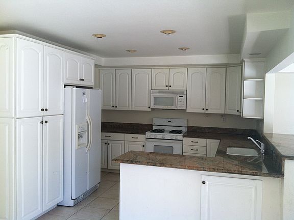 Updated kitchen/new microw, granite counters