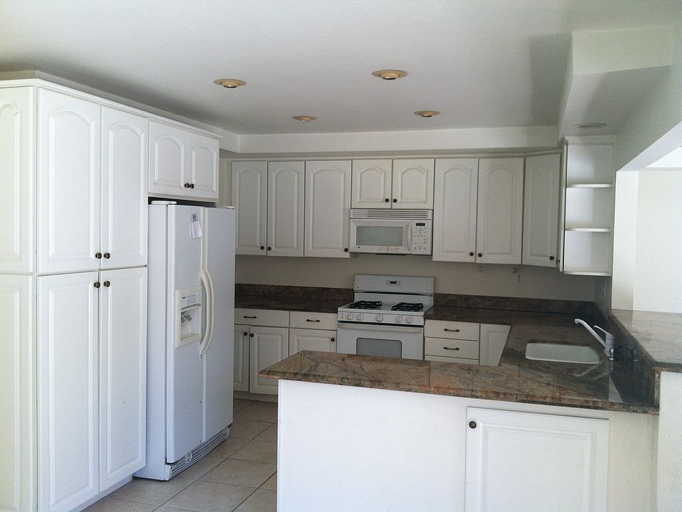 Updated kitchen/new microw, granite counters