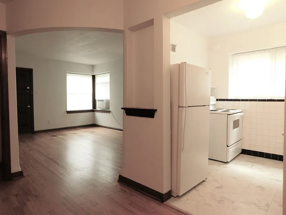 1st Fl. Living Rm & Kitchen