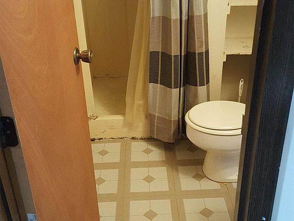 4th image of 877 N 26th St APT 33