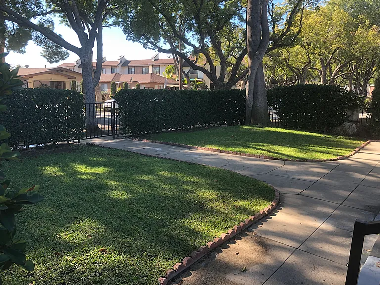 435 W Windsor Rd — Photo 3