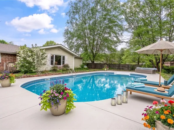 2105 Carnes Dr, Springdale, AR 72762