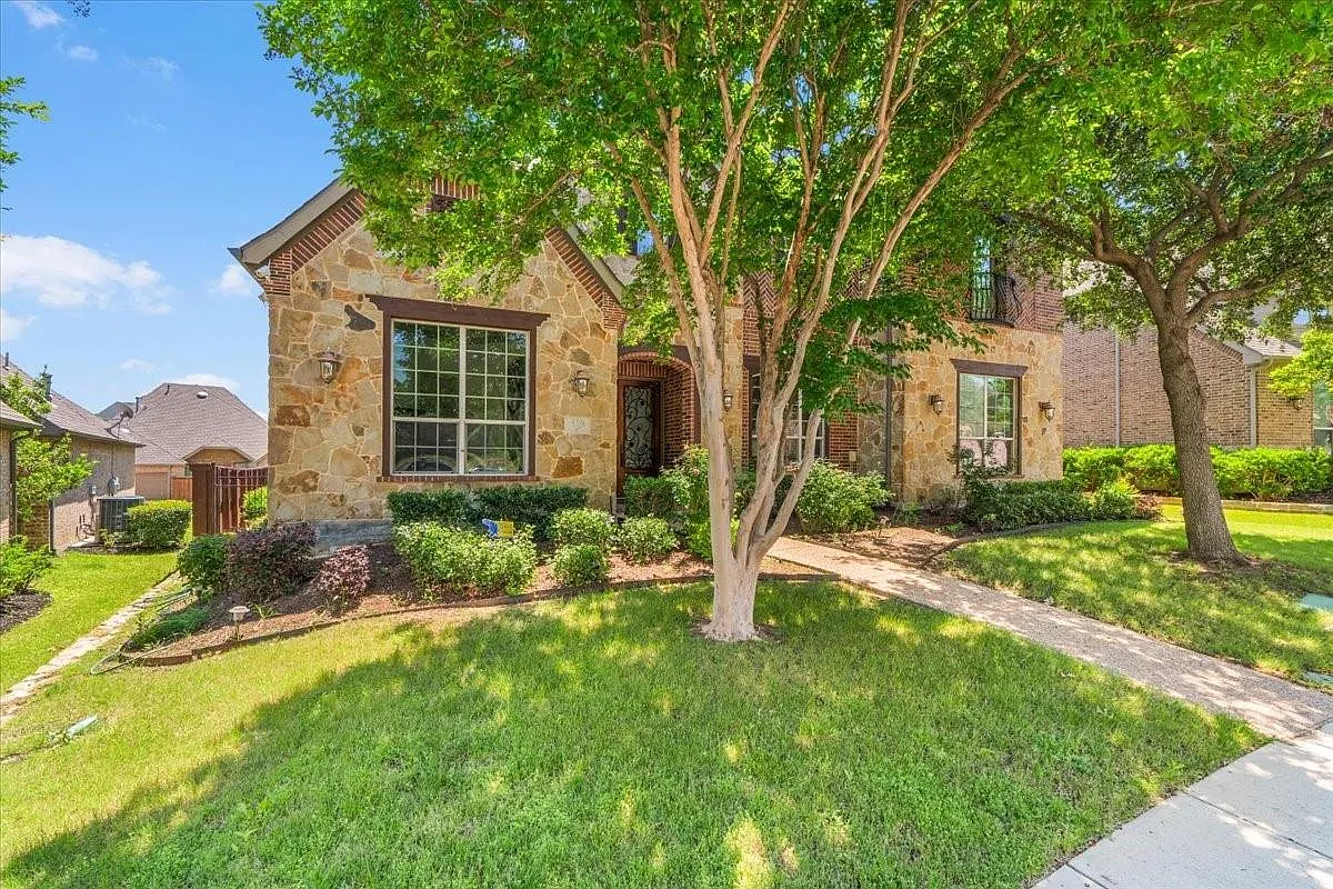 6 bed, 5.5 bath, 5013 sqft, $5,360 — Photo 1